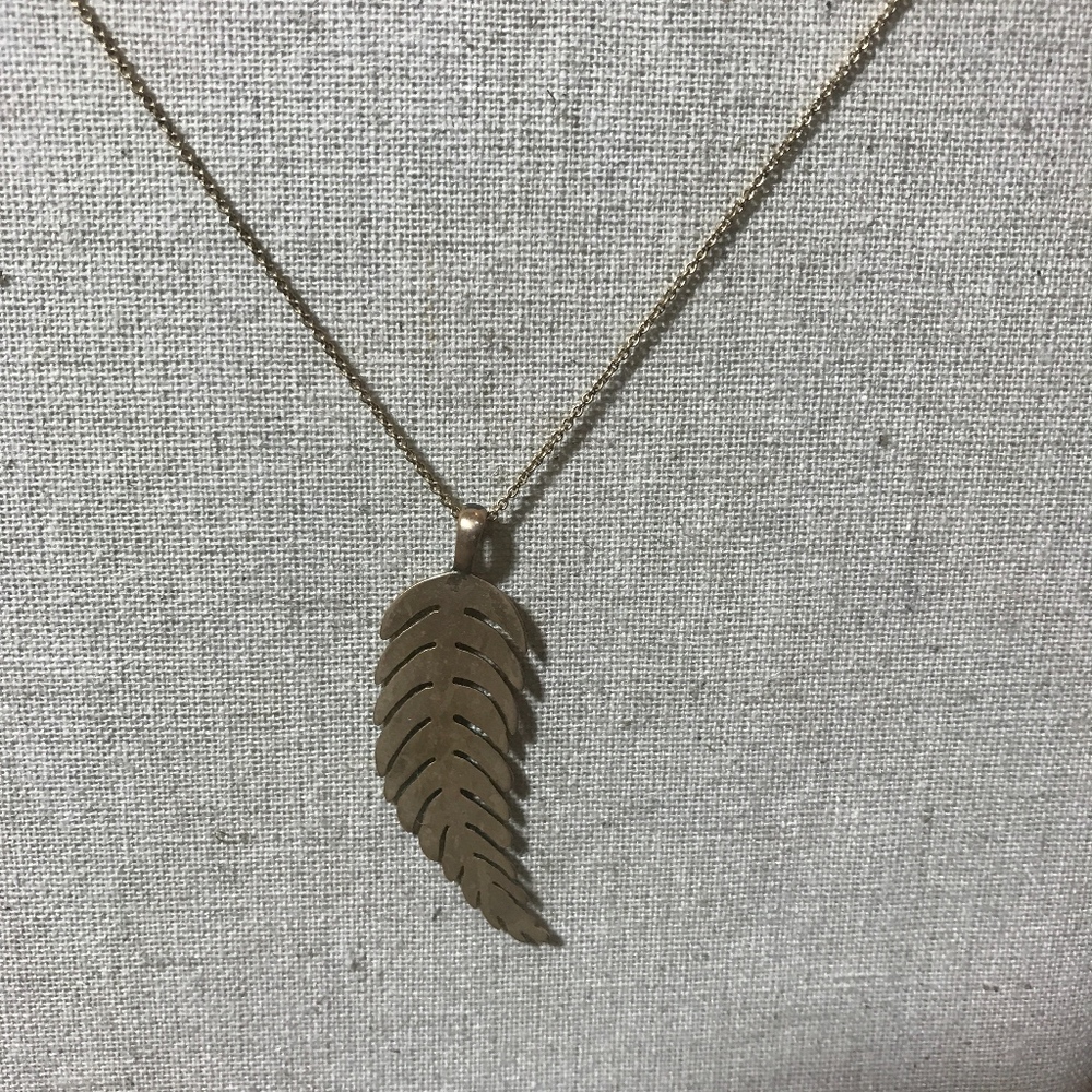 Stella and dot gold leaf necklace